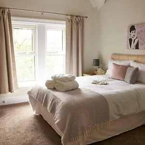 https://comfy-big-7-bedroom-townhouse.yorkshirehotels.net